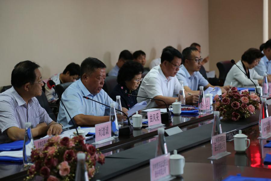 董事長、總經(jīng)理曲風(fēng)采在會議上做重要講話。 孫濤攝.jpg